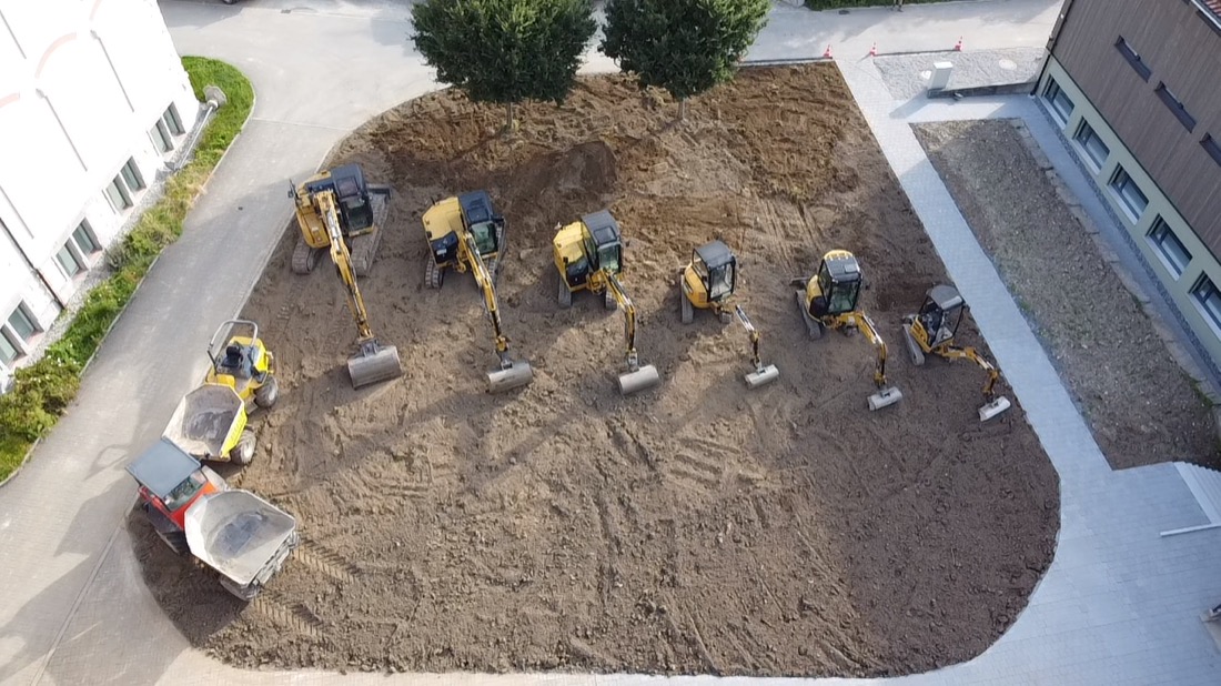 Mehrere Bagger im Einsatz auf einer Baustelle