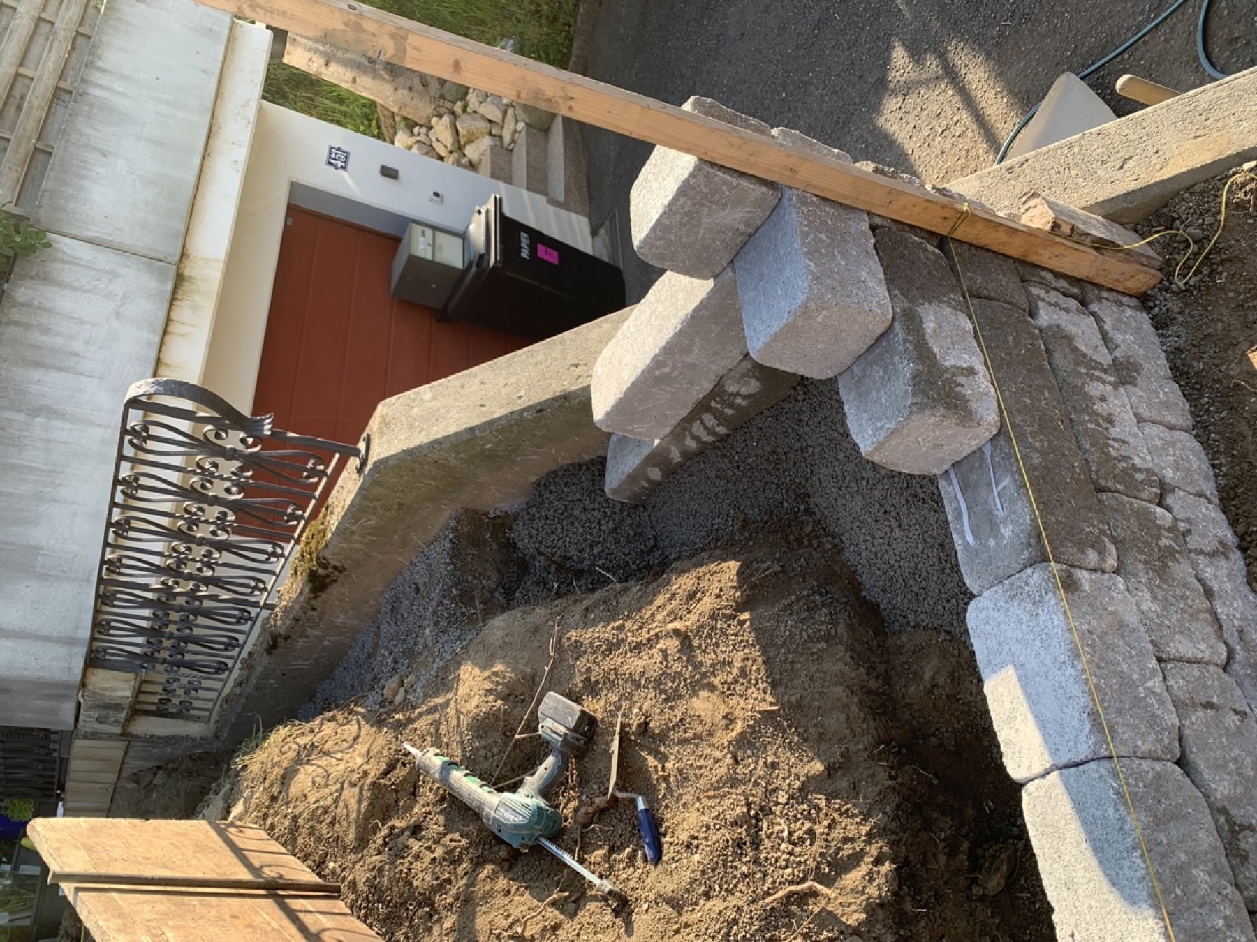 Bau einer Betonblockmauer im Aushub