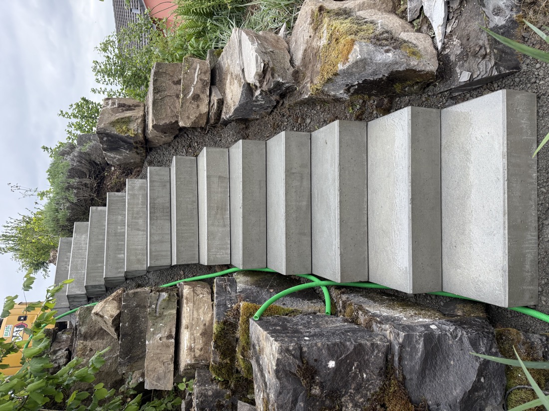 Betontreppe zwischen Findlingen