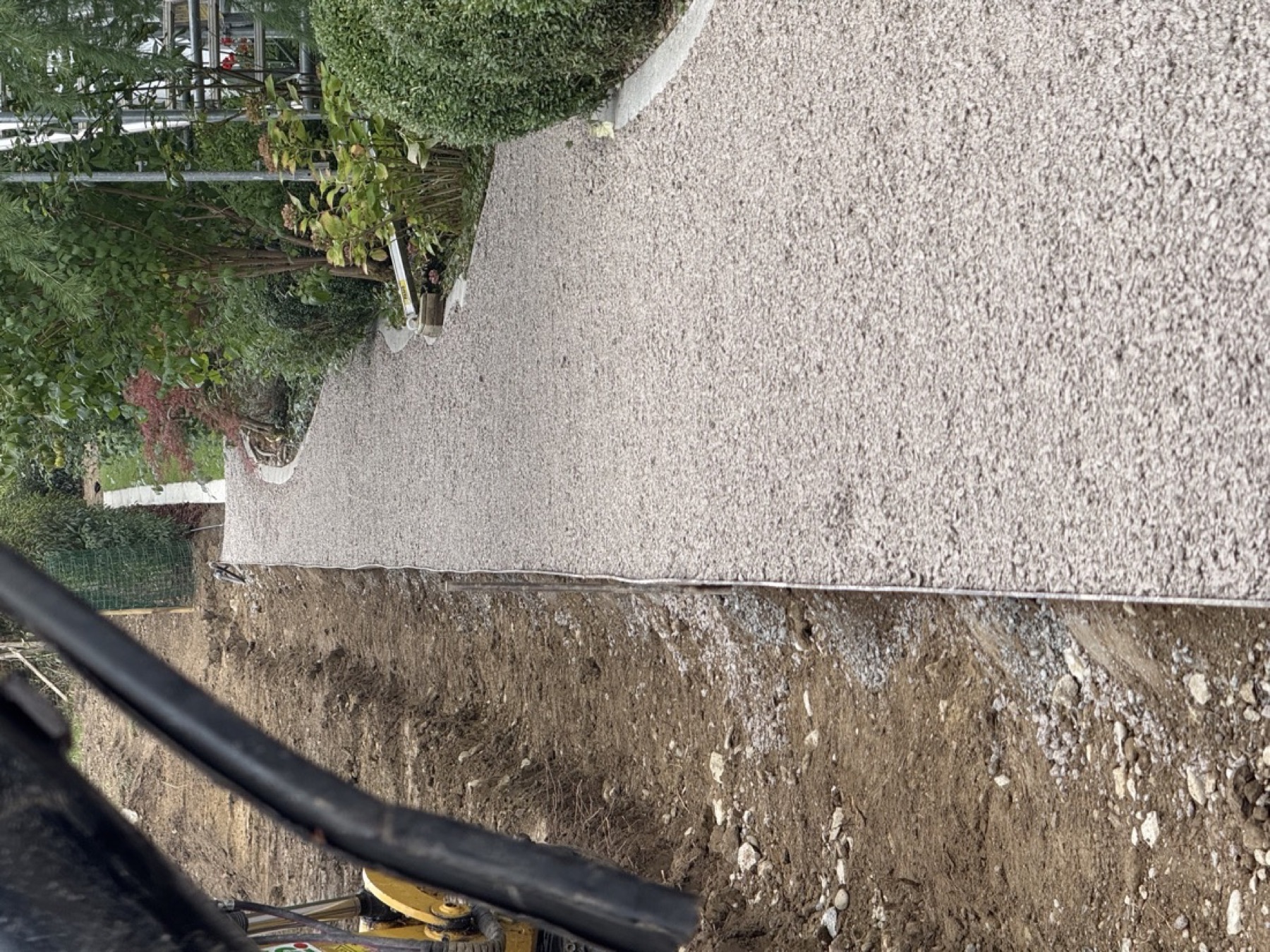 Neuer Kiesweg im Bau