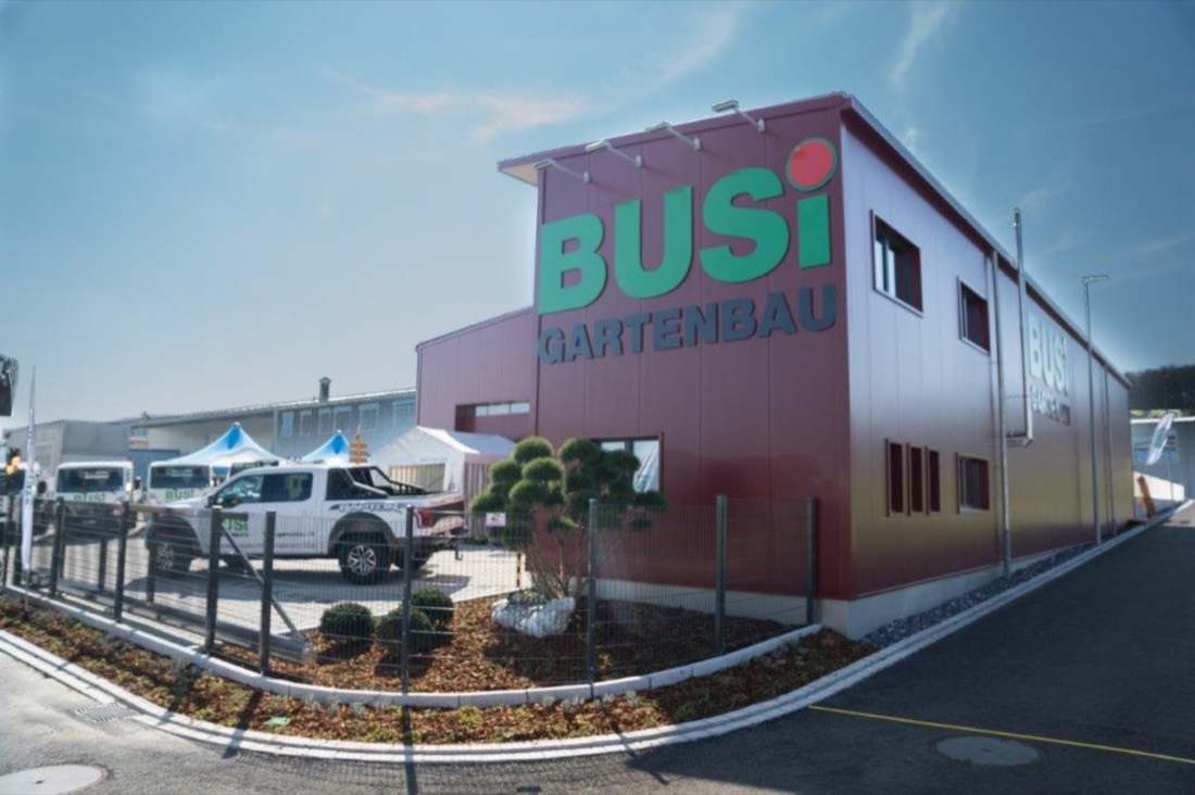 Aussenansicht des Firmengebäudes von Busi Gartenbau in Hallwil