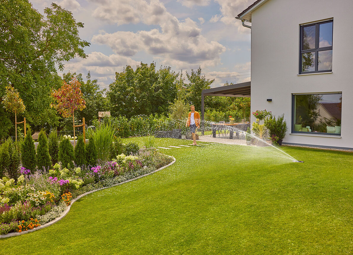 Rasenbewässerung mit Sprinklersystem im Garten